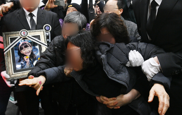 고 김하늘 양의 발인식이 이뤄진 14일 대전 서구 건양대병원 장례식장에서 유족들이 운구 되는 하늘 양의 영정사진을 보고 오열하고 있다. 김주형 기자 kjh2667_@cctoday.co.kr