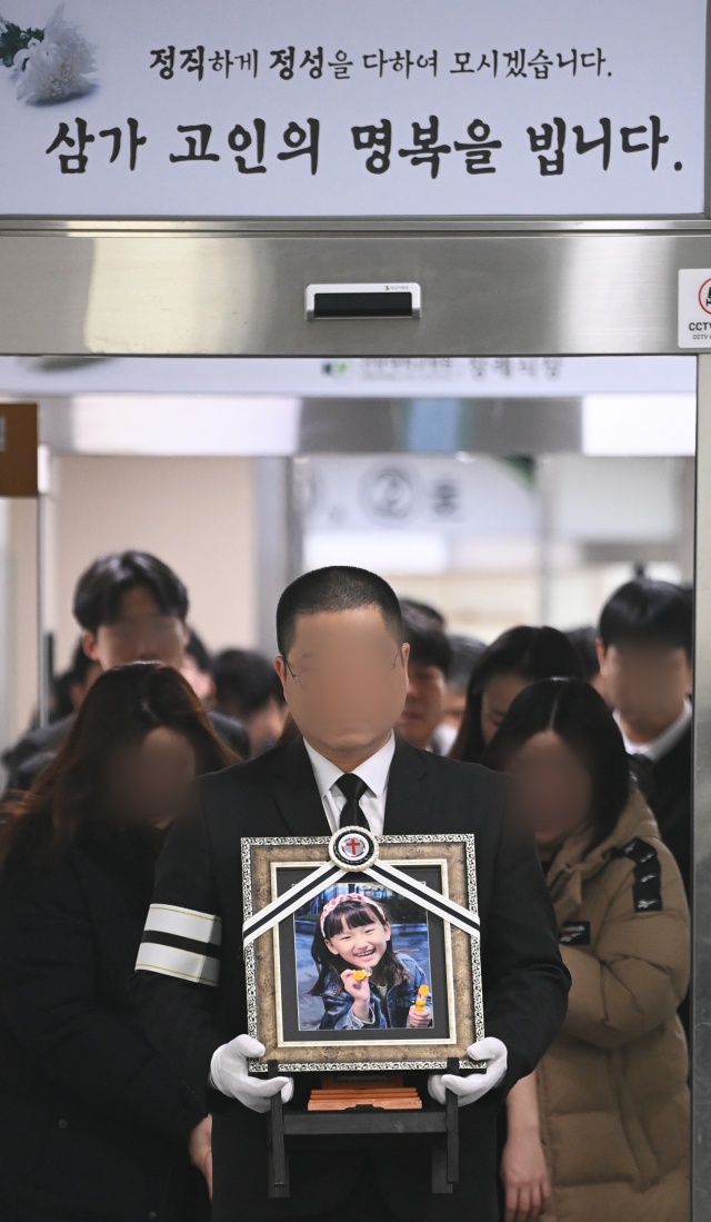 고 김하늘 양의 발인식이 이뤄진 14일 대전 서구 건양대병원 장례식장에서 유족들이 운구 되는 하늘 양의 영정사진을 보고 오열하고 있다. 김주형 기자 kjh2667_@cctoday.co.kr