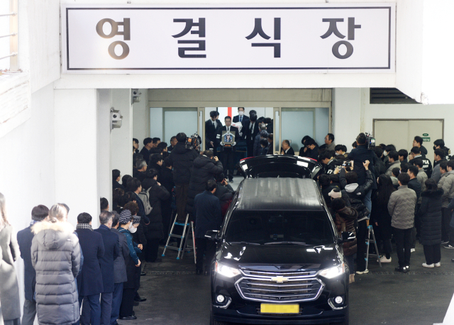 고 김하늘 양의 발인식이 이뤄진 14일 하늘 양의 운구 행렬이 대전 서구 건양대병원 영결식장을 나서고 있다. 김주형 기자 kjh2667_@cctoday.co.kr