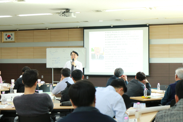 14일 대전상의회관 4층 중회의실에서 진행된 ‘2025년 상반기 회원사 임직원 핵심역량강화 아카데미’ 교육사진.대전상공회의소 제공.