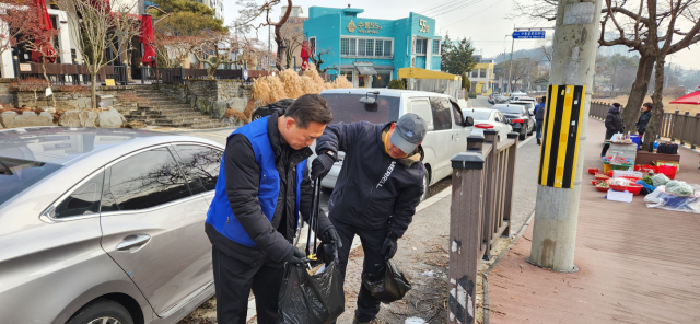 한국자유총연맹 대전광역시지부는 지부 산하 대전봉사위원회 회원 30여 명과 지난 15일 대전 유성구 수통골 등산로와 화산천변에서 청소 봉사 활동을 진행했다. 한국자유총연맹 대전시지부 제공.