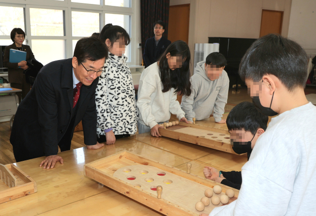윤건영 충북도교육감이 17일 옥천 안내초 늘봄학교 현장을 찾아 돌봄 프로그램을 살펴 보고 있다. 충북도교육청 제공