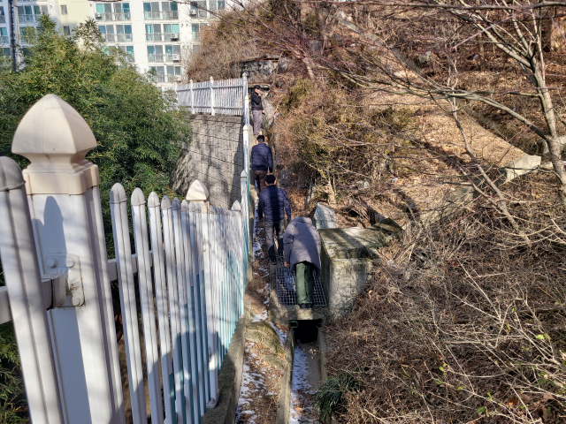 한국토지주택공사(LH) 대전충남지역본부 임직원들이 17일 해빙기를 앞두고 당진 채운 임대주택에서 옹벽 등을 점검하고 있다. LH 대전충남지역본부 제공