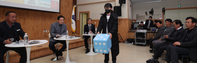 송기섭군수가 지역 주민들과 함께 펼친 군민공감 토크콘서트가 진천마블 방식으로 문백면에서 열리고 있다. 진천군 제공