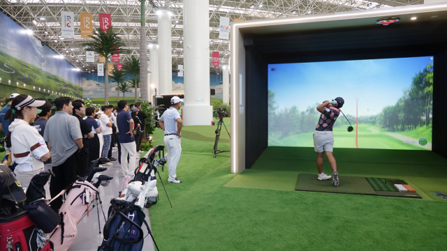 지난해 9월 13일부터 15일까지 중국 톈진 시티골프에서 열린 '2024 골프존 시티골프 차이나 오픈'에서 갤러리들이 스크린부스에서 티샷을 하는 선수를 바라보고 있다. 골프존 제공