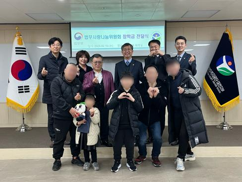 한국법무보호복지공단 대전지부는 19일 법무부 법무보호위원 대전지부 법무사랑나눔위원회 임원진과 법무보호대상자 2가정을 대상으로 ‘희망 나눔 장학금 전달식’을 진행했다. 한국법무보호복지공단 대전지부 제공