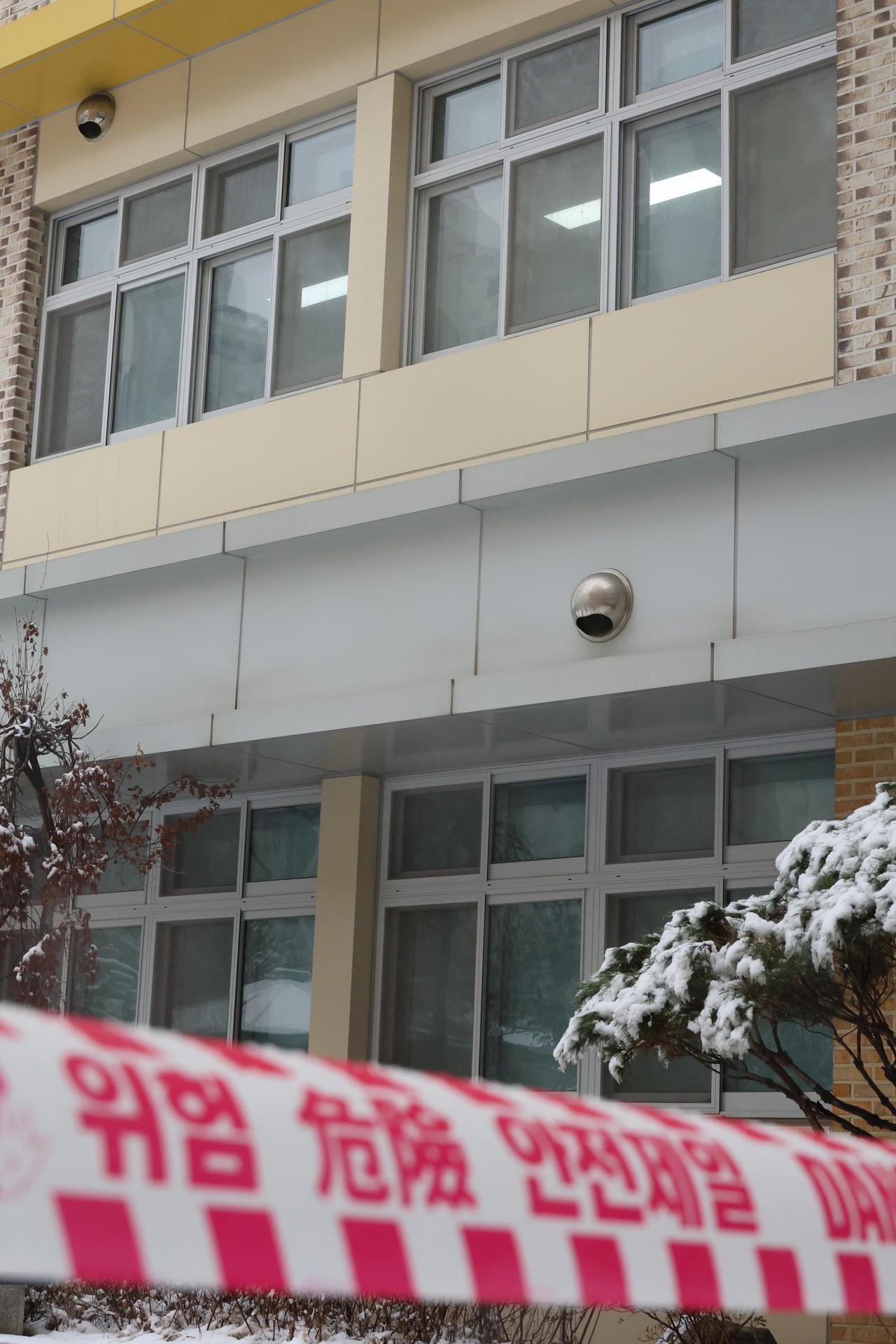 대전 초등학생 김하늘 양 피살사건이 발생한 대전 서구의 한 초등학교에서 지난 12일 오전, 하늘이가 있었던 돌봄교실인 2학년 3반 교실의 불이 켜져 있다. 경찰은 이날 학교 동의를 구해 학교에서 수사 관련 자료 등을 수집하고 있다. 2025.2.12 사진=연합뉴스.