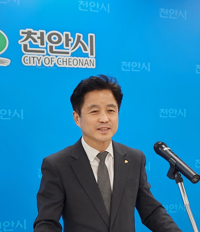 윤승현 선영새마을금고 이사장이 20일 천안시청 브리핑실에서 출마 기자회견을 하고 있다. 사진=이재범 기자.