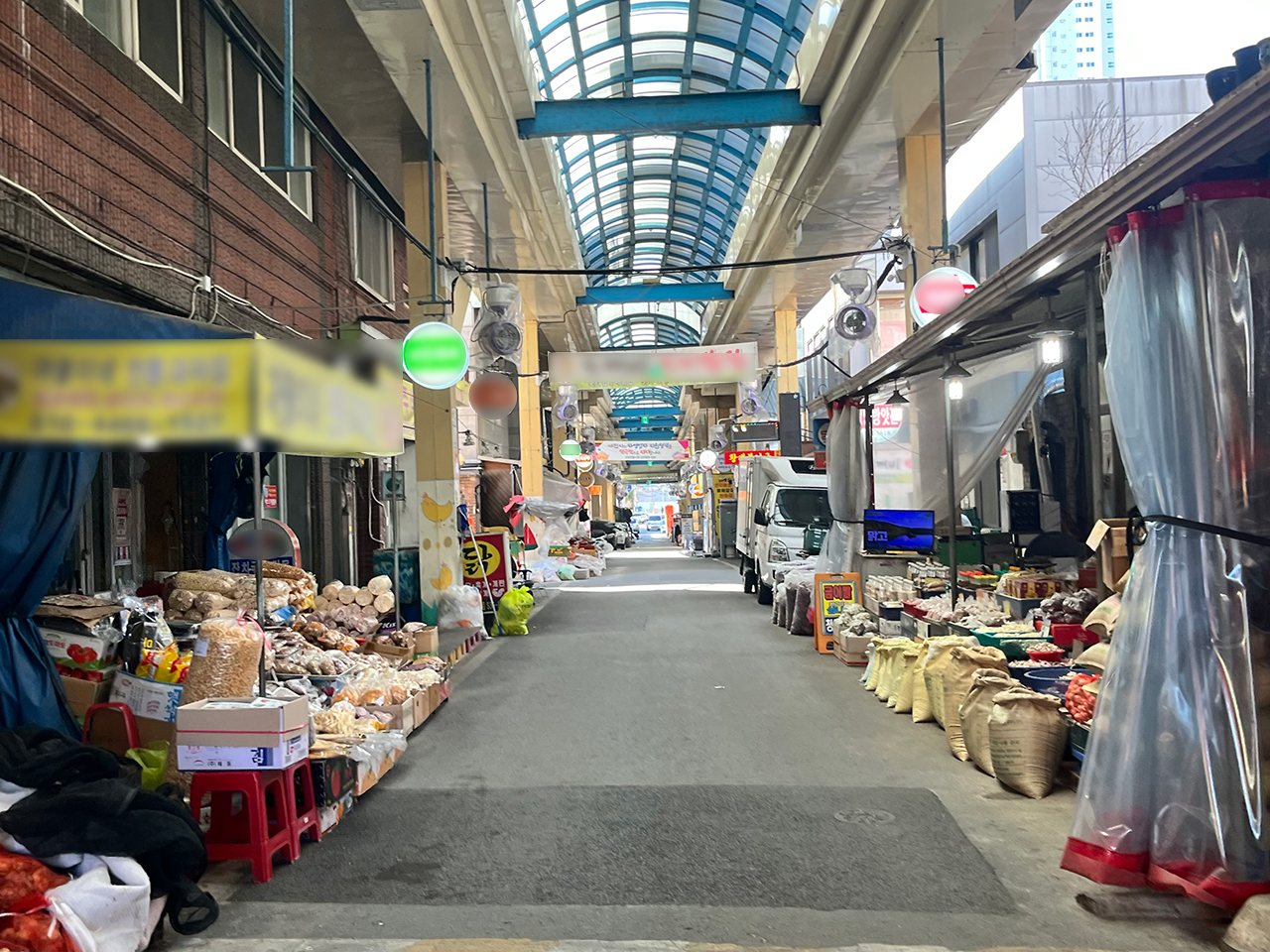 19일 방문한 오류전통시장. 몇몇 어르신을 제외하고 손님은 거의 없었다. 사진=조정민 기자