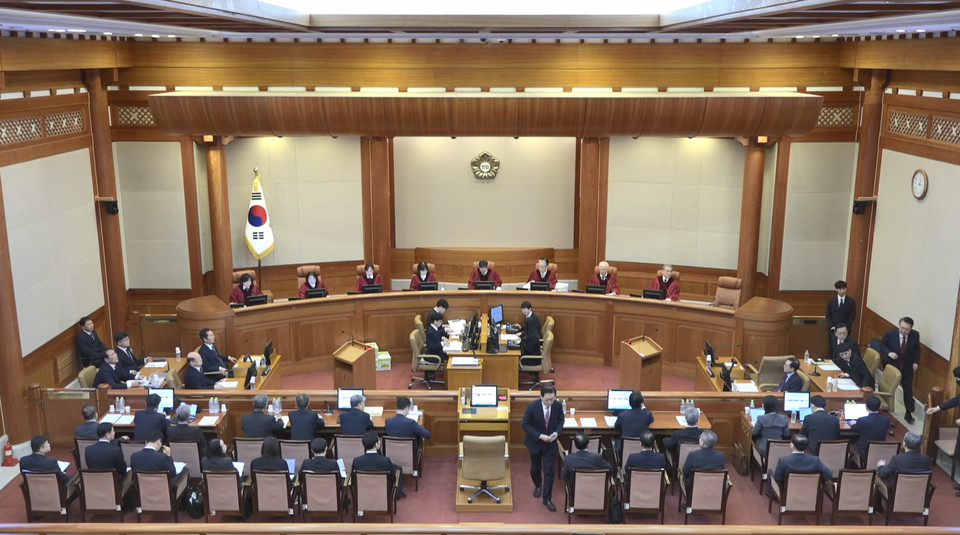 윤석열 대통령이 20일 서울 종로구 헌법재판소에서 열린 탄핵 심판 10차 변론에서 한덕수 국무총리 증인신문 전 심판정을 떠나고 있다. 2025.2.20 [헌법재판소 제공. 재판매 및 DB 금지]