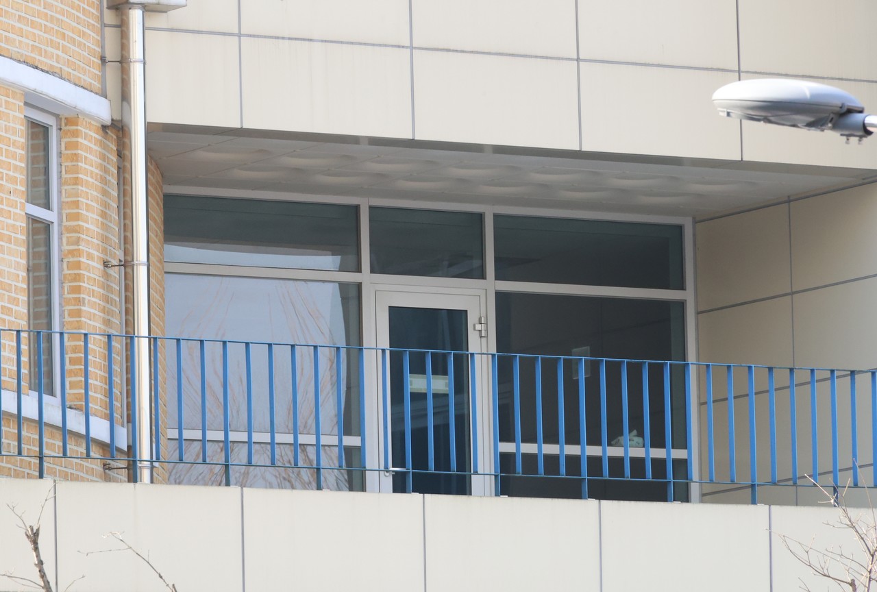 지난 11일 오전, 초등생 1학년 여아가 살해당한 대전 서구 한 초등학교 2층 시청각실에 불이 꺼져 있다. 지난 10일 오후 5시 50분께 이 학교에서 초등학교 1학년생인 A(8)양이 흉기에 찔려 심정지 상태로 발견됐으나 숨졌다. 경찰은 현장에서는 다친 채 발견된 교사 B(40대)씨가 A양을 찌른 뒤 자해한 것으로 보고 자세한 사건 경위를 조사하고 있다. 2025.2.11 사진=연합뉴스.