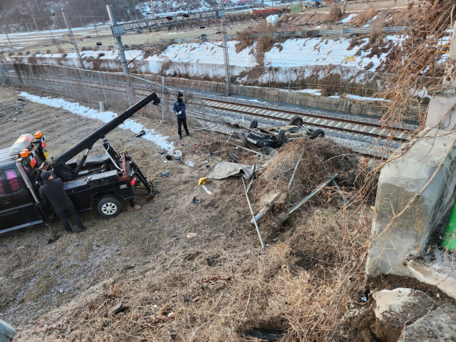 21일 오전 6시10분께 충주시 대소원면 금곡육교에서 승용차 1대가 충북선 철도 선로 위로 추락하는 사고가 발생했다.사진=충청투데이
