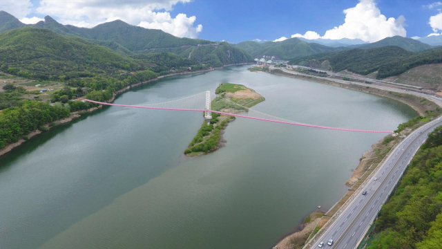 대한민국 관광 1번지 단양군에 시루섬 기적이 다리로 선보이고 있어 이목이 집중되고 있다. 사진은 시루섬 다리 조감도 모습. 단양군 제공