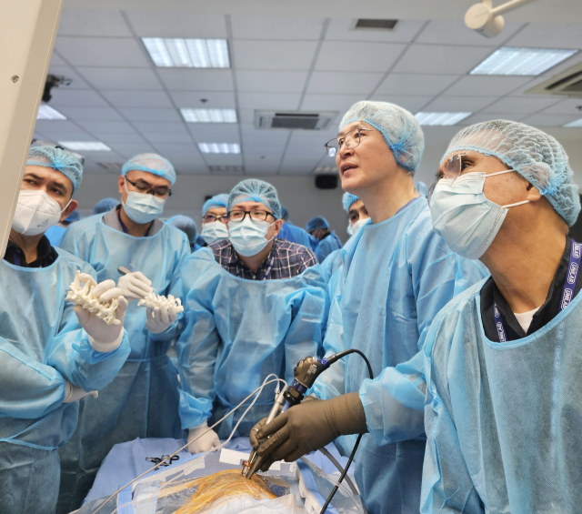 박철웅 대전우리병원 박사가 ‘2025 경추 카데바 워크숍 및 교육 강의’에서 ‘양방향척추내시경을 이용한 경추 후방 접근법’ 실습을 선보이고 있다. 대전우리병원 제공