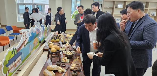 증평군이 지역의 대표 농특산물인 인삼을 활용한 먹거리 품평회를 열고 있다. 증평군 제공
