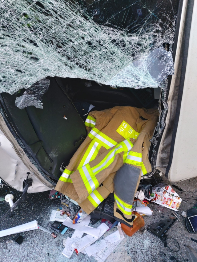 24일 오전 7시22분경 대전 동구 구도동 남대전 IC 금산 방향 부근 도로에서 연쇄추돌사고가 발생한 가운데 전복된 차량의 앞유리가 깨져 방화복으로 탈출구를 마련한 모습. 대전소방본부 제공