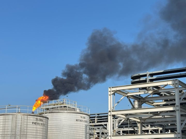 25일 오전 9시 25분경 충남 서산 대산석유화학단지에서 정전이 발생해 불길과 연기가 나고 있다. (사진=독자제공)