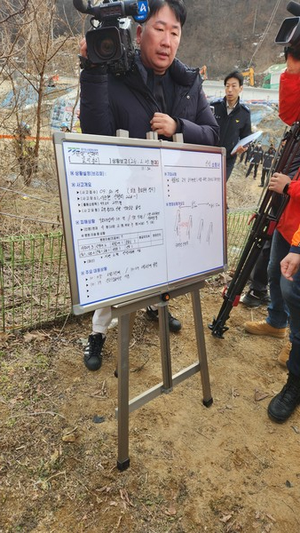 25일 오전 9시 49분경 경기도 안성시 서운면 산평리 소재 서울세종고속도로 교량(천룡천교) 건설 현장에서 붕괴 사고가 발생했다. 사진=이재범 기자.