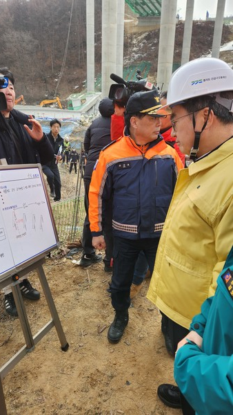 25일 오전 9시 49분경 경기도 안성시 서운면 산평리 소재 서울세종고속도로 교량(천룡천교) 건설 현장에서 붕괴 사고가 발생했다. 사진=이재범 기자