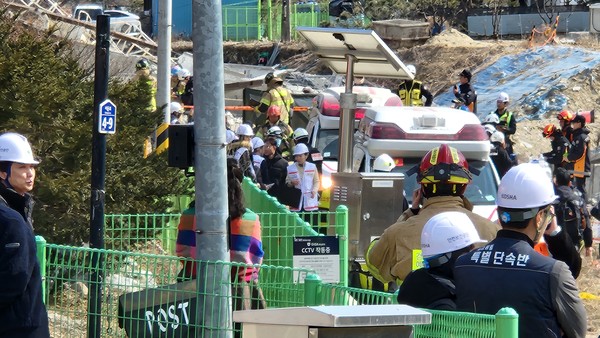 25일 오전 9시 49분경 경기도 안성시 서운면 산평리 소재 서울세종고속도로 교량(천룡천교) 건설 현장에서 붕괴 사고가 발생했다. 사진=이재범 기자