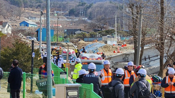 25일 오전 9시 49분경 경기도 안성시 서운면 산평리 소재 서울세종고속도로 교량(천룡천교) 건설 현장에서 붕괴 사고가 발생했다. 사진=이재범 기자