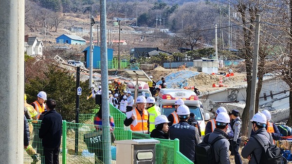 25일 오전 9시 49분경 경기도 안성시 서운면 산평리 소재 서울세종고속도로 교량(천룡천교) 건설 현장에서 붕괴 사고가 발생했다. 사진=이재범 기자