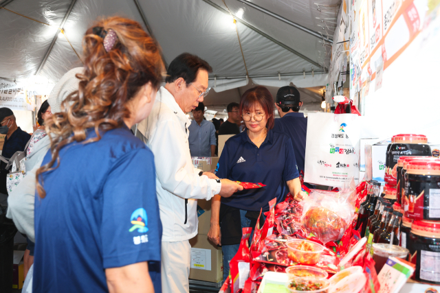 지난해 9월 송인헌 괴산군수를 단장으로 미국 농식품 시장 개척단이 LA에서 판촉전을 진행하고 있다. 괴산군 제공