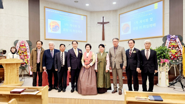 사진은 장영희 신임회장과 김순녀 이임회장, 손병훈 감리사, 김태중·조계성 목사와 임종철·최병만·이상복·장병태 장로가 기념 촬영을 갖고 있다. 단양=이상복 기자 cho2225@cctoday.co.kr