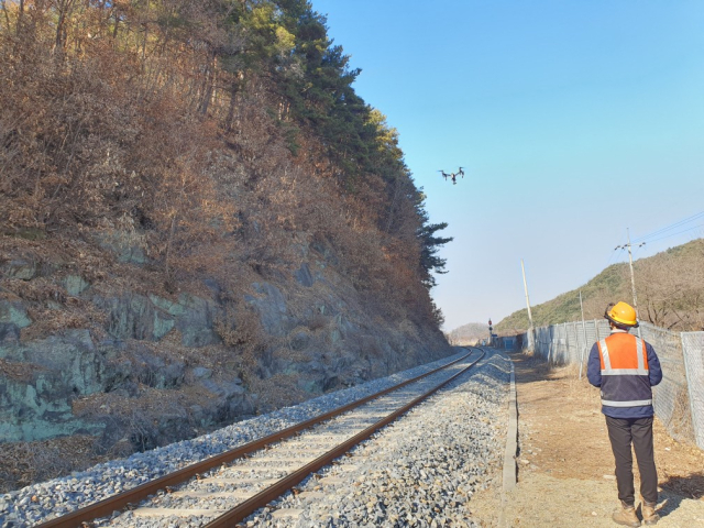 드론을 활용한 낙석우려 개소 현장점검 사진.코레일 제공