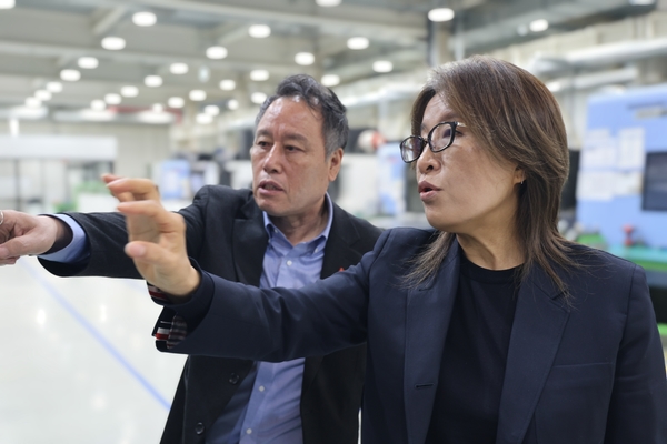 ▲ 이미연 대표가 여명구 대표에게 공장에서 생산되는 제품을 설명하고 있다.  사진=김진로 기자