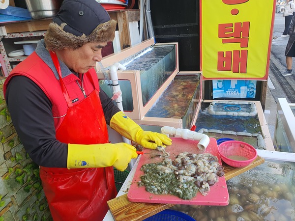  홍성 남당항에서 열리고 있는 새조개 수산물 축제에서 상인이 새조개를 손질하고 있다. 사진=권혁조 기자