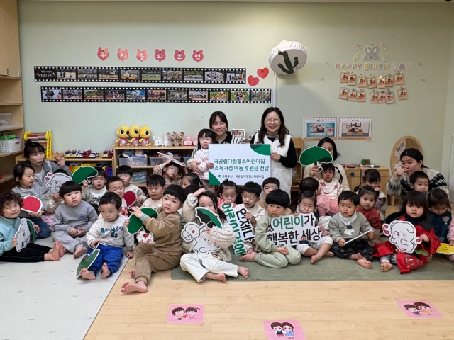 세종시 다정동 가온마을1단지에 위치한 다정힐스어린이집은 원아들과 함께 바자회를 진행하고 발생한 수익금을 저소득가정 아동 지원을 위해 초록우산 세종지역본부에 전달했다. 초록우산 세종지역본부 제공