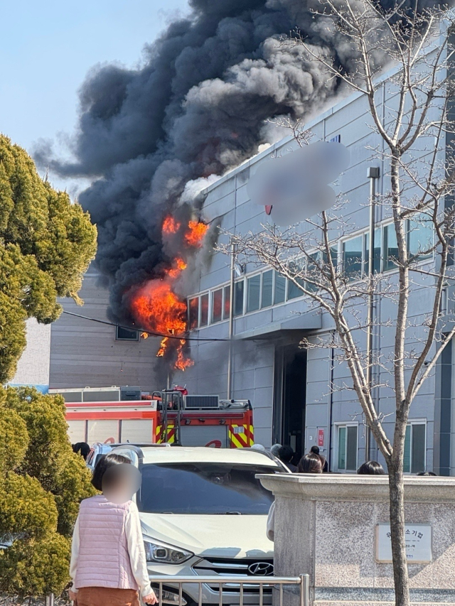 26일 오후 1시19분경 대전 유성구 탑립동 한 제약회사 공장에서 화재가 발생해 검은 연기가 피어오르고 있다. 독자 제공