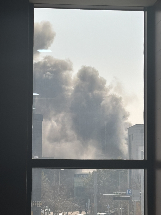 26일 오후 1시19분경 대전 유성구 탑립동 한 제약회사 공장에서 화재가 발생해 검은 연기가 피어오르고 있다. 독자 제공