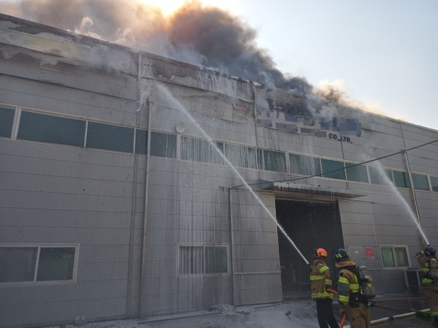 26일 오후 1시19분경 대전 유성구 탑립동 한 제약회사 공장에서 화재가 발생한 가운데 소방 대원들이 화재 진압에 나서고 있다. 대전소방본부 제공