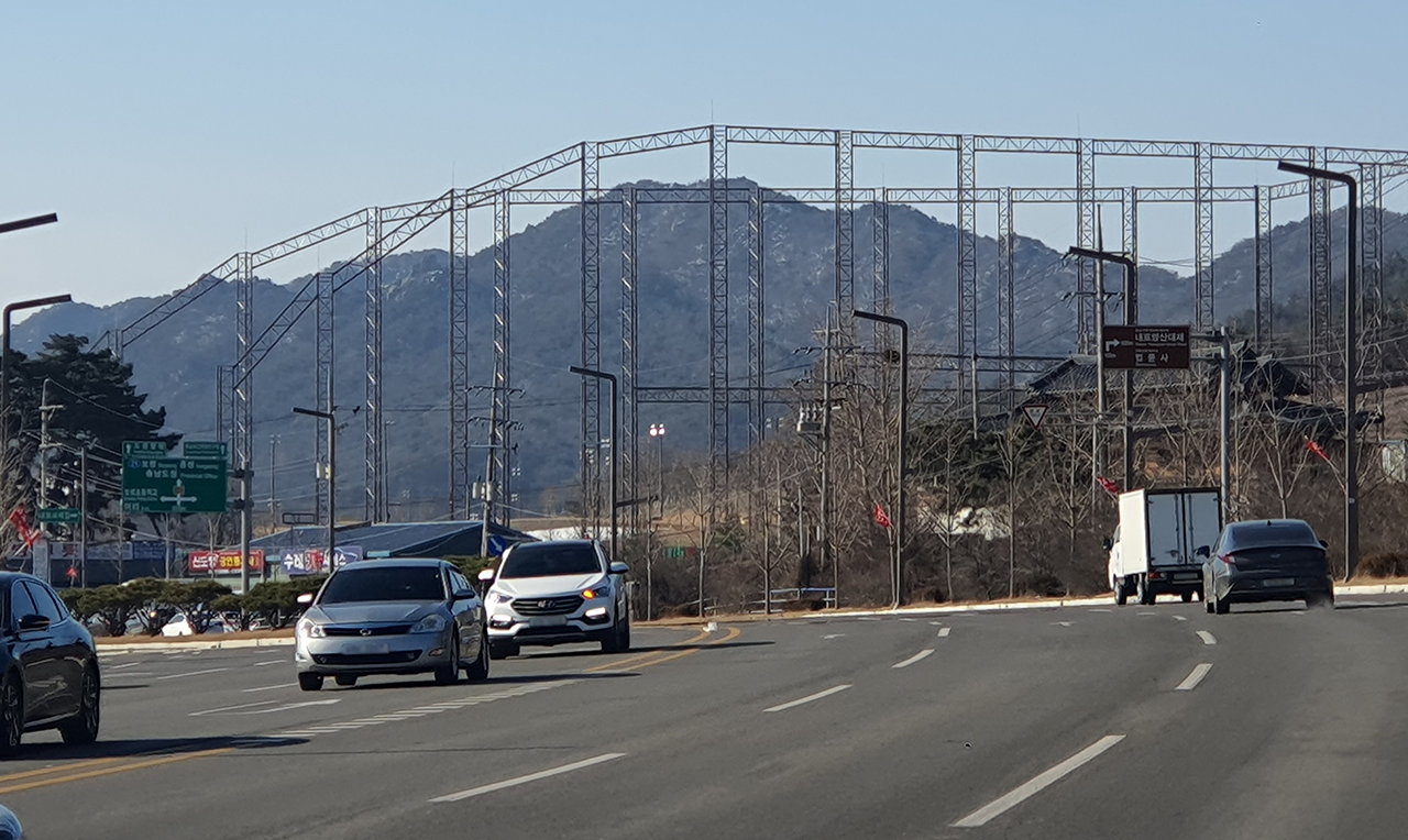 609번 지방도에서 바라본 용봉산 모습. 내포 퍼블릭골프장의 철제 구조물이 시야를 가리고 있다. 사진=권혁조 기자.