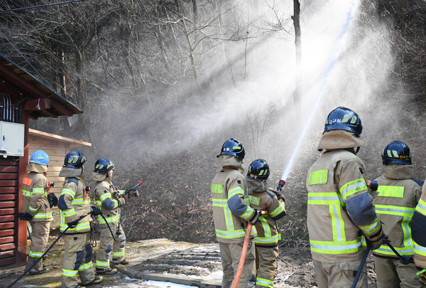 ▲ 봄철 산불조심 기간을 맞아 26일 대전 대덕구 장동산림욕장에서 소방대원들이 훈련을 하고 있다. 김주형 기자 kjh2667_@cctoday.co.kr