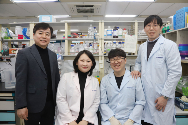 27일 한국생명공학연구원에 따르면 유전체맞춤의학연구센터 이동철 박사 연구팀과 충남대학교 염영일 박사 연구팀이 KRAS 안정성을 높여 발암성을 지속적으로 유지시키는 네트워크를 발견하고 이를 통해 암 성장 과정을 제어할 수 있는 기술을 개발했다고 밝혔다. 한국생명공학연구원 제공