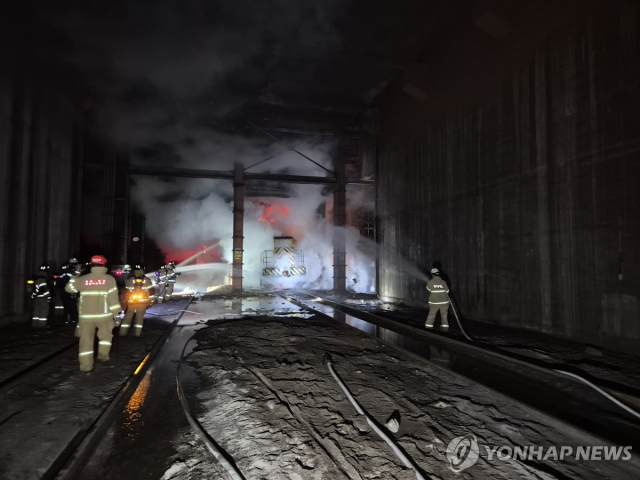 충남 당진시 송악읍 현대제철에서 쇳물 300t이 누출되며 열차에 불이 나 출동한 소방대원들이 불을 끄고 있다. 연합뉴스