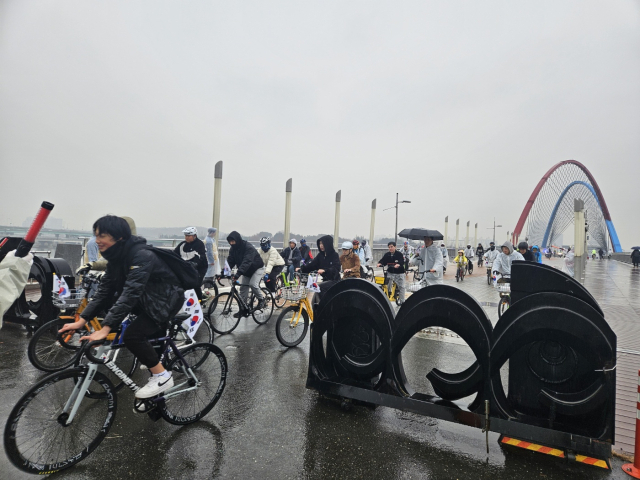 1일 대전엑스포시민광장 일원에서 충청권 최대 일간신문인 충청투데이가 주최하는 ‘2025 3·1절 자전거대행진’이 열려 행사에 참가한 시민들이 힘차게 페달을 밟으며 엑스포 다리를 건너고 있다. 사진=조사무엘 기자.