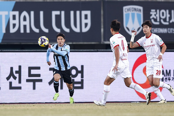 천안시티FC가 2일 오후 천안종합운동장에서 치러진 ‘하나은행 K리그2 2025’ 2라운드 부천FC1995의 경기를 1대 2로 패배했다. 한국프로축구연맹 제공. 