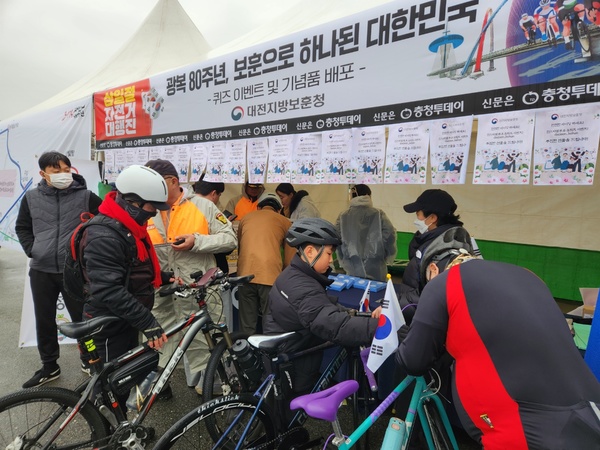 ▲ 대전지방보훈청 부스에서 방문객들이 퀴즈를 풀고 있다.  사진=김지현 기자