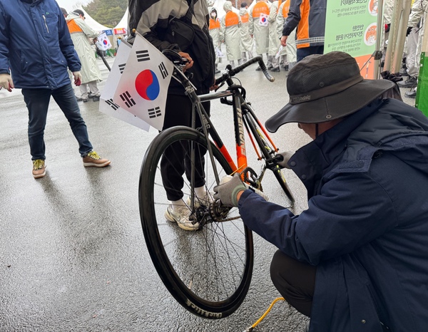 ▲ 대전교통공사 직원들이 자전거를 무상점검하고 있다. 사진=조사무엘 기자