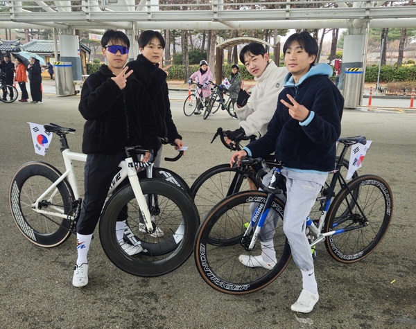 ▲ 삼일절 자전거 대행진에 참여한 왼쪽부터 김건우(버드내중), 나윤상(탄방중), 곽창근(대신중), 정유찬(태평중) 학생. 중학교 3학년인 이들은 학교가 다 다르지만 중1 때 자전거로 만나 우정을 다지고 있다.  사진=김중곤 기자
