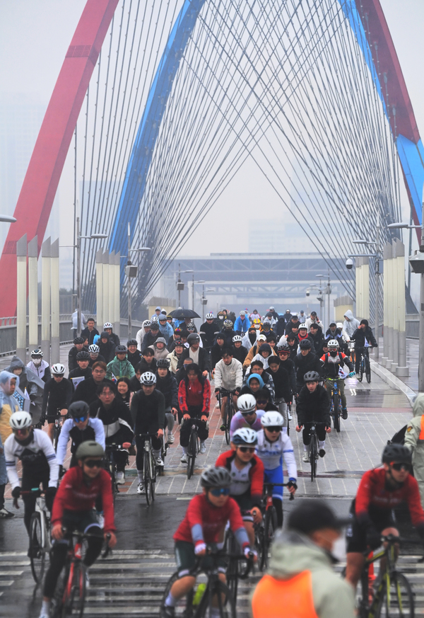 1일 대전엑스포시민광장 일원에서 충청권 최대 일간신문인 충청투데이가 주최하는 ‘2025 3·1절 자전거대행진’이 열려 행사에 참가한 시민들이 힘차게 페달을 밟으며 엑스포 다리를 건너고 있다. 김주형 기자