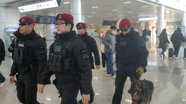 충북경찰특공대가 국민의 안전 확보를 위해 청주공항 순찰활동에 나서고 있다. 충북경찰청 제공
