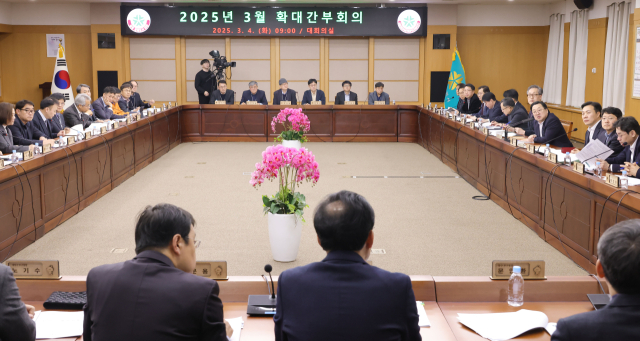 이장우 대전시장은 4일 주재한 확대간부회의에서 도시가스 공급 소외 지역 최우선 공급과 미래를 내다보는 혁신 행정을 강조했다. 대전시 제공