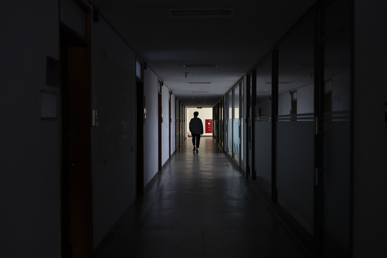 한 대학 강의실과 복도가 수업이 없어 불이 꺼져 있다. 사진=연합뉴스.