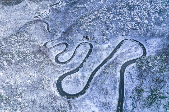 굽이굽이 산길과 빼어난 풍광으로 가을 단풍 명소로 유명했던 보발재가 사계절 내내 관광객을 사로잡는 명소로 떠오르고 있어 이목이 집중된다. 사진은 겨울 보발재 모습이 아름답다. 단양군 제공