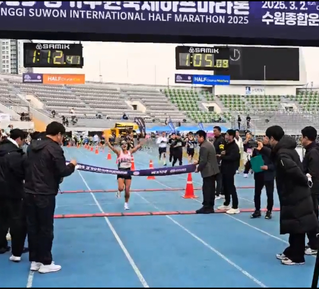 충주시청 임예진 선수가 경기수원 국제하프마라톤대회 여자부에서 1위를 골인하는 모습이다.사진=충주시